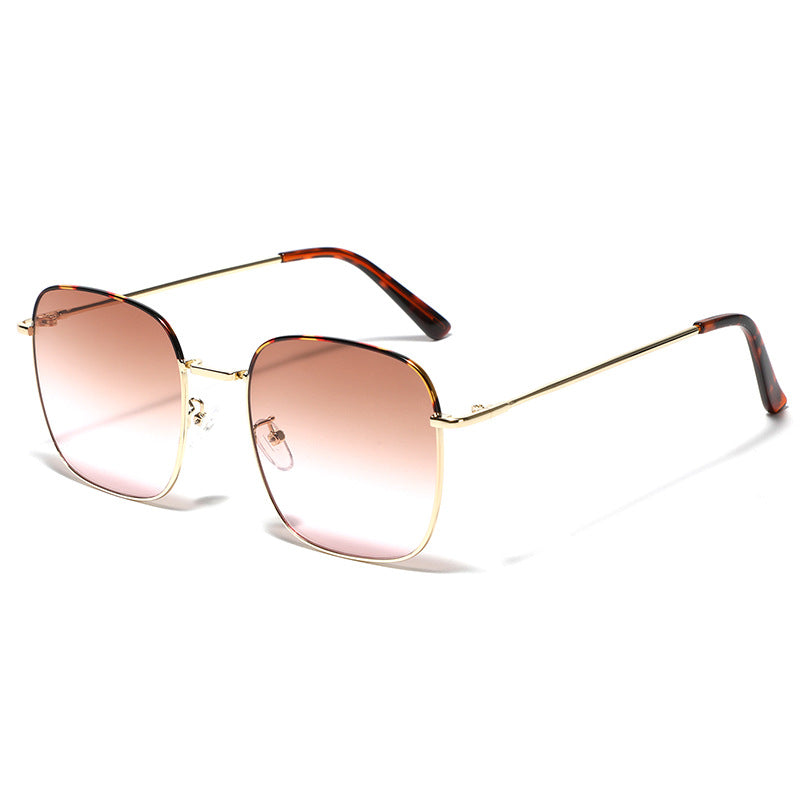 Dames moteriktig firkantet solbrille med elegant metallramme Skanto