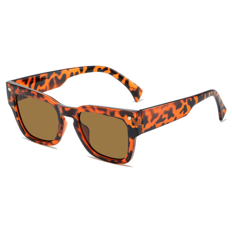 Dame moteriktig solbrille i trendy kvadratisk design Skanto