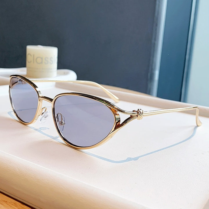 Dame Cat-Eye solbriller med elegant gullramme og polarisert glass Skanto