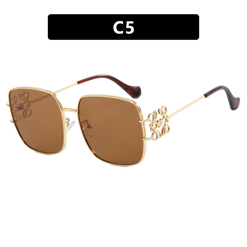 Dame kvadratisk solbrille med filigran design og luksuriøs metallramme Skanto
