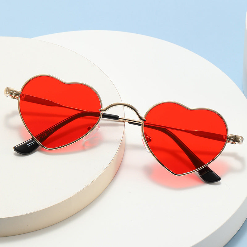 Damer hjerteformet solbrille med filigran metallramme Skanto
