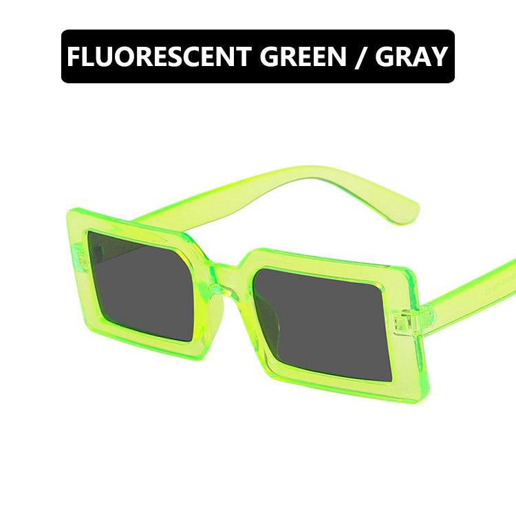 Dame kvadratisk solbrille med moderne, bred ramme og beskyttende UV-filter Skanto