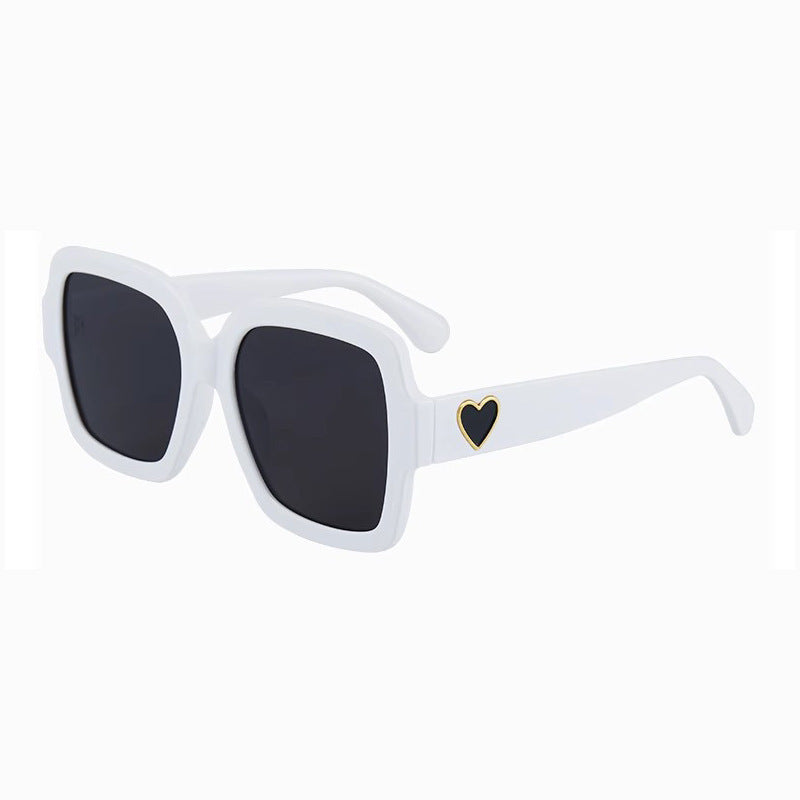 Dame Modemessig solbrille med eksklusiv hjerte-detalj Skanto