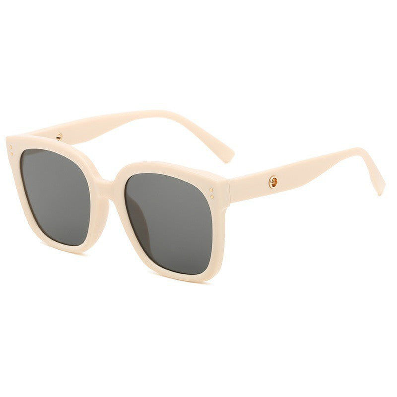 Dame moteriktig solbrille i trendy design Skanto