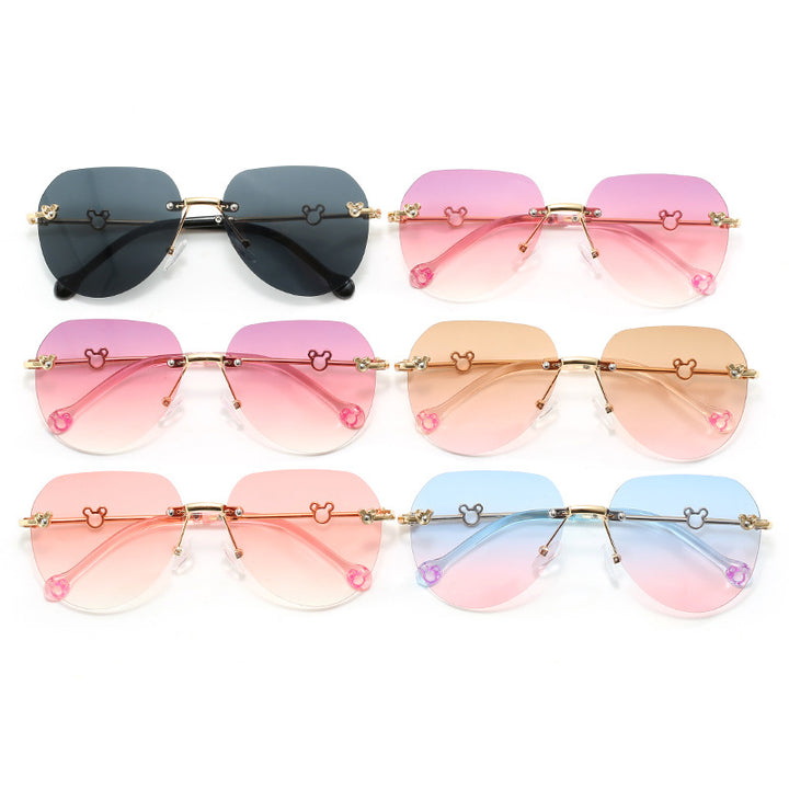 Dame lett geometrisk solbrille med unik ramme og speilede glass Skanto