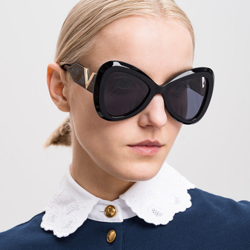 Dame cat-eye solbriller med luksuriøs ramme og speilende glass Skanto