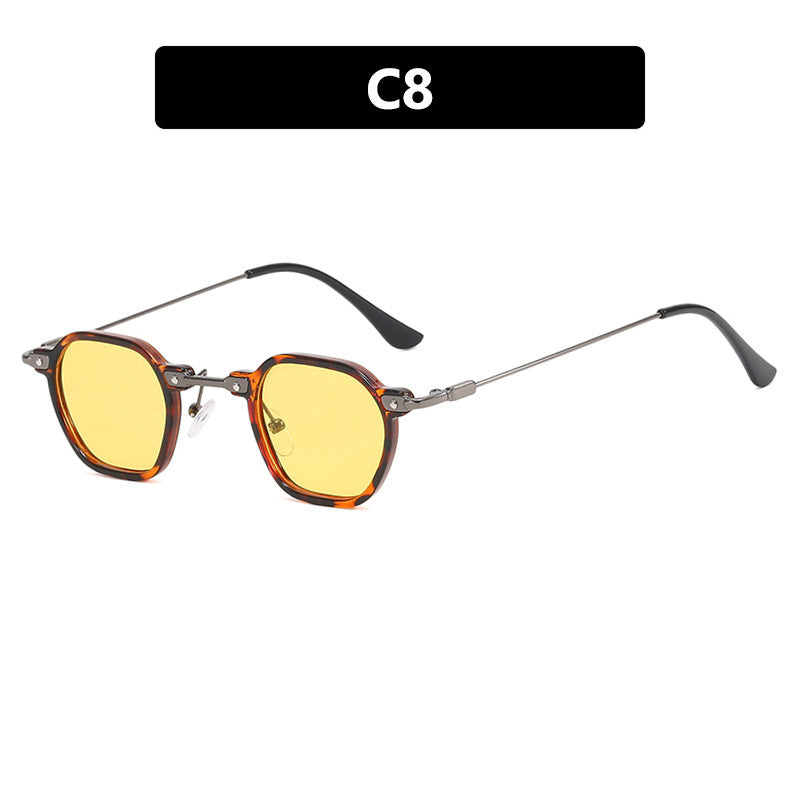Dame moteriktig solbrille i elegant design med sekskantet ramme Skanto