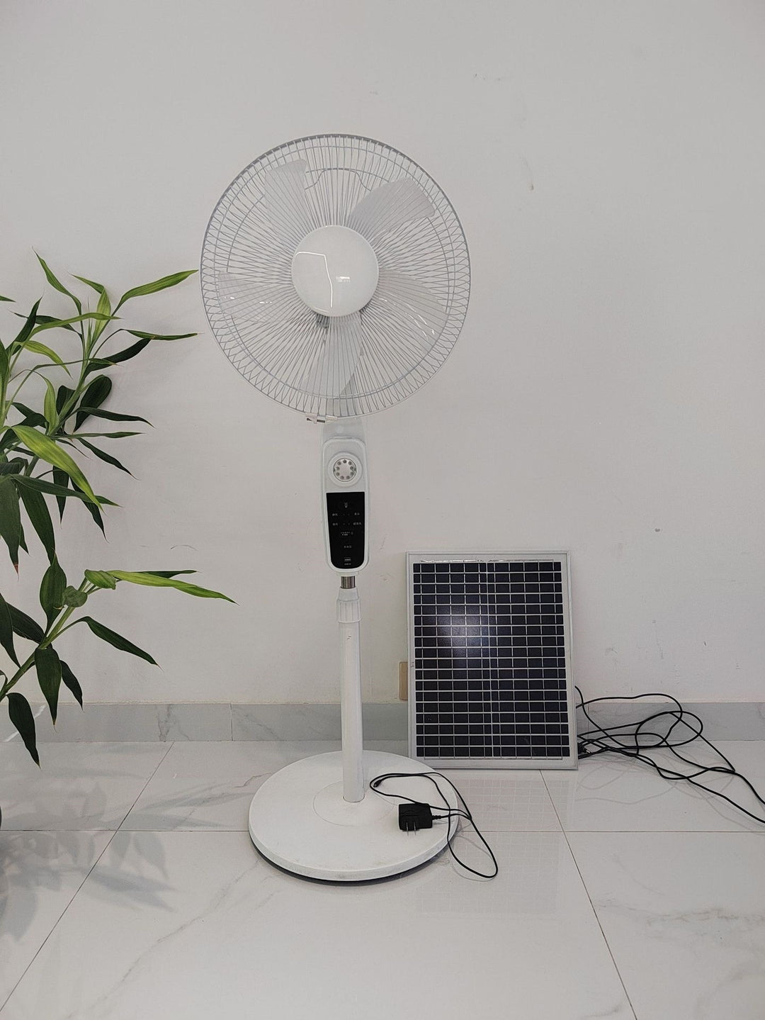 Unisex solardrevet stasjonær vifte med moderne design og effektiv luft sirkulasjon Skanto