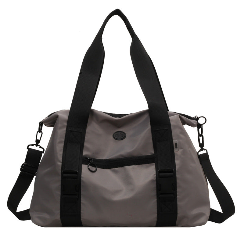 Romslig sport duffel bag med ergonomiske bærehåndtak og vannavvisende materiale Skanto