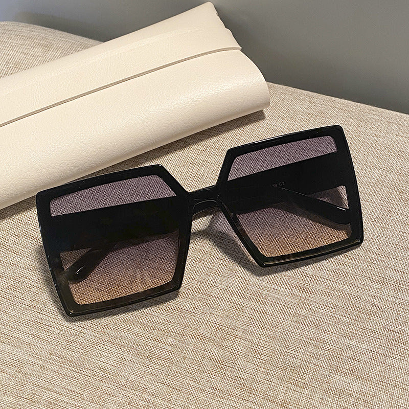 Dame kvadratisk solbrille med robust ramme og stillegant design Skanto