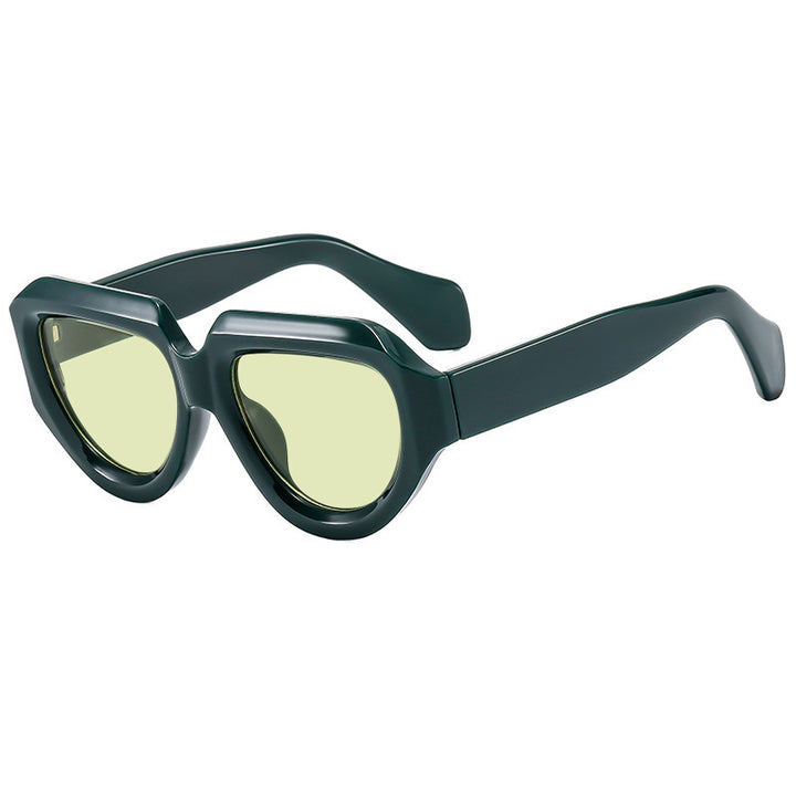 Dame moteriktig solbrille med unik, kvadratisk ramme Skanto
