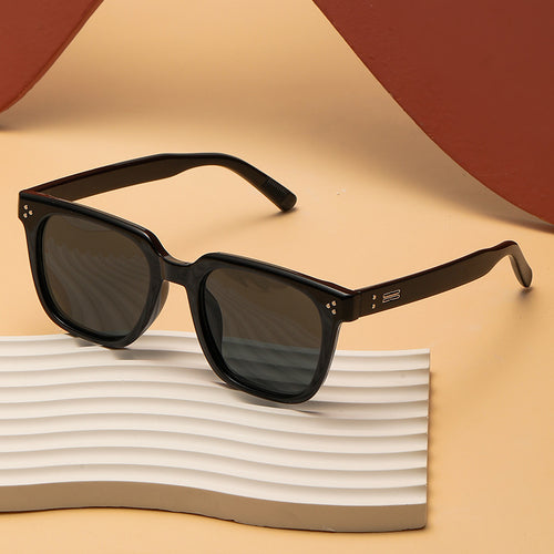 Dame solbrille i moderne kvadratdesign med polariserte linser Skanto