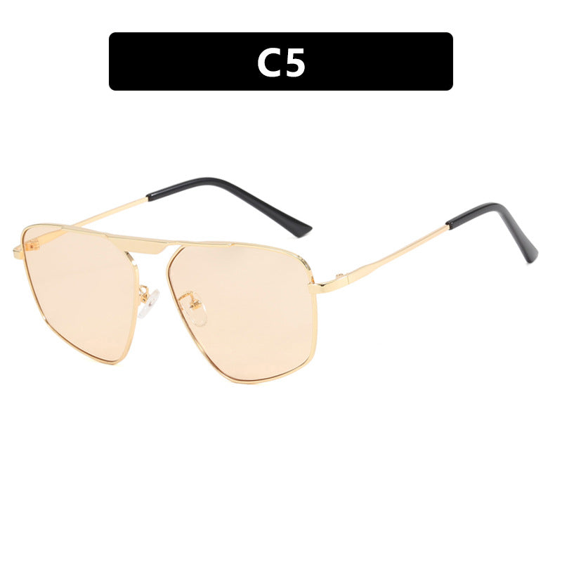 Dame solbrille i moderne, geometrisk design med robust metallramme Skanto