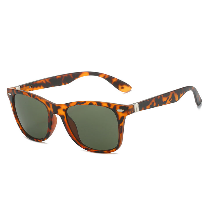 Dame moteriktig solbrille med beskyttende UV-beskyttelse og trendy design Skanto