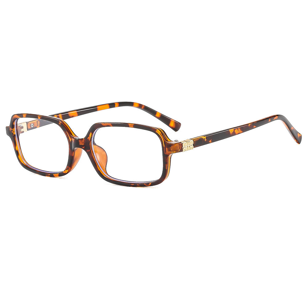 Dame moteriktig solbrille med elegant plastramme og originalt design Skanto