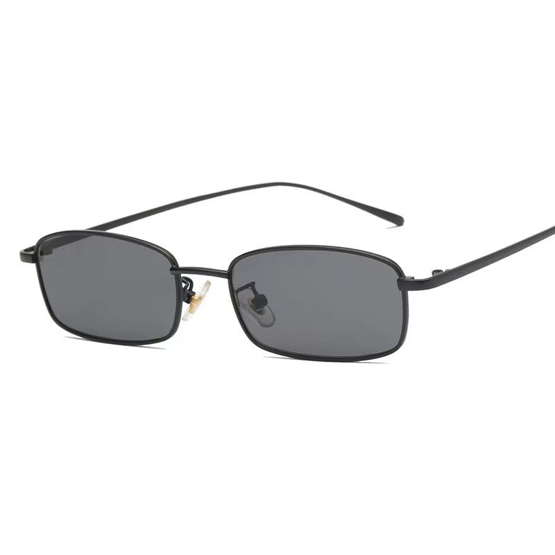 Dame eksklusiv solbrille med iøynefallende skilpadde mønster og robust ramme Skanto