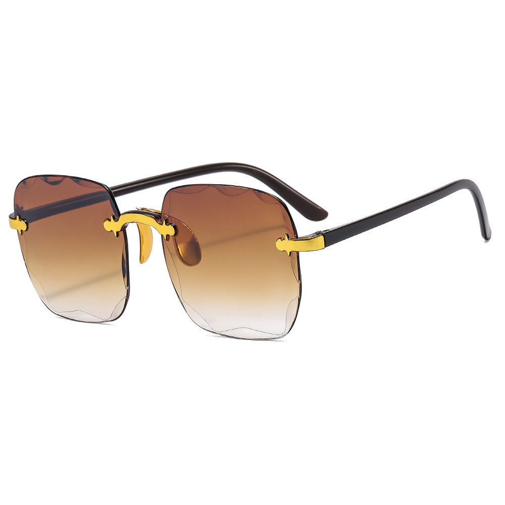 Dame oversized solbriller med unike designelementer Skanto