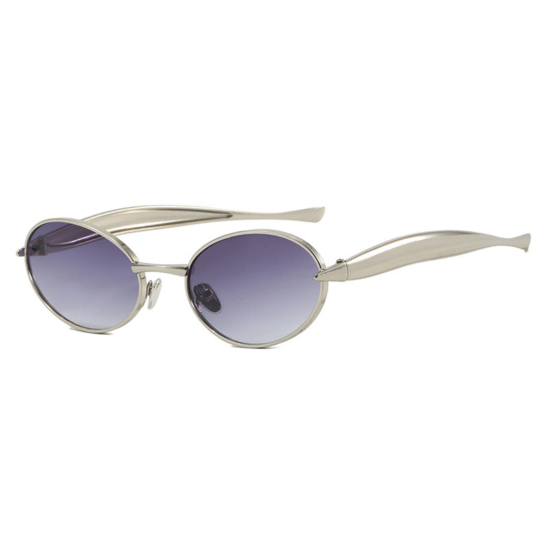 Dame moteriktig solbrille med oval ramme og glitrende detaljer Skanto