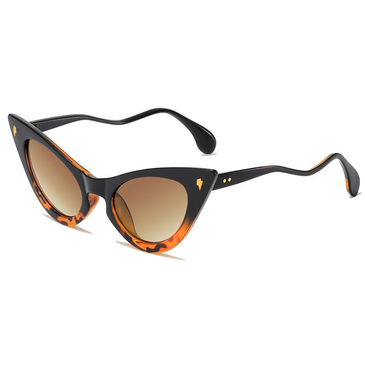 Dame Cat-Eye solbriller med speilte linser og elegant detalj Skanto