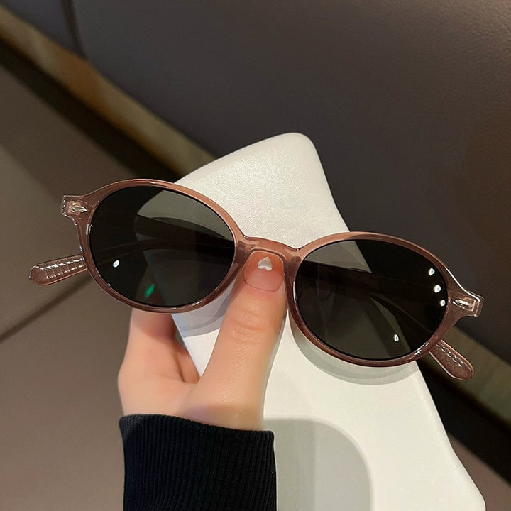 Dame modische solbrille i elegant ovaldesign Skanto