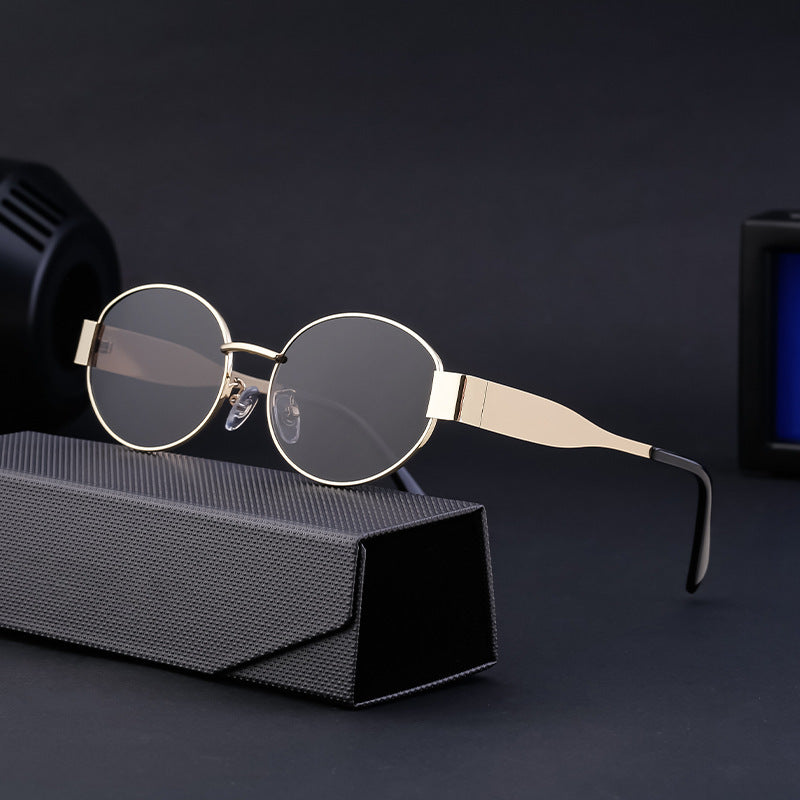 Dame moteriktig solbrille i elegant oval design Skanto