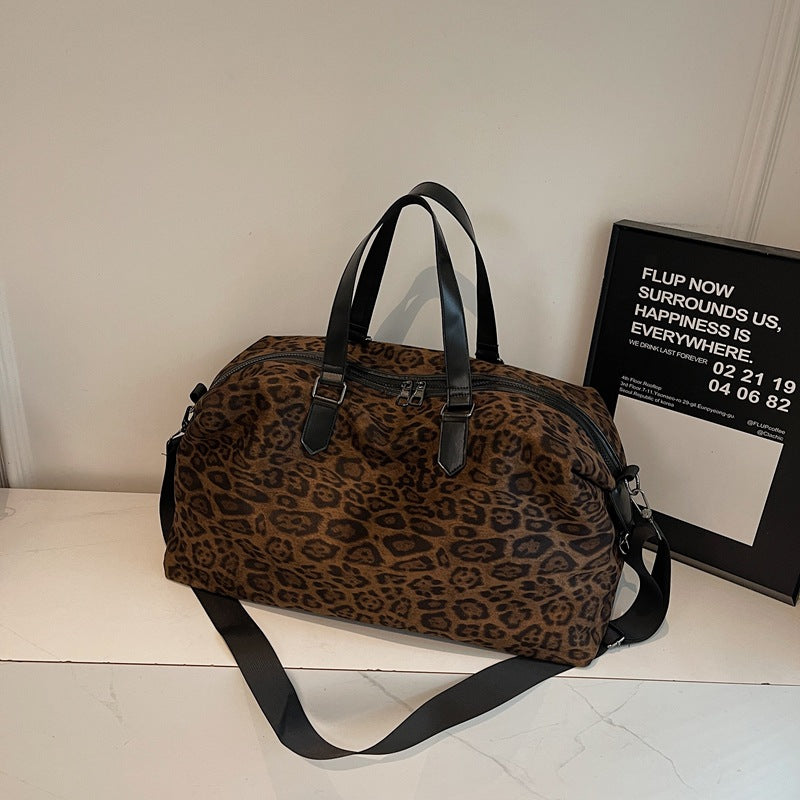Helg reiseveske i trendy leopardmønster Skanto
