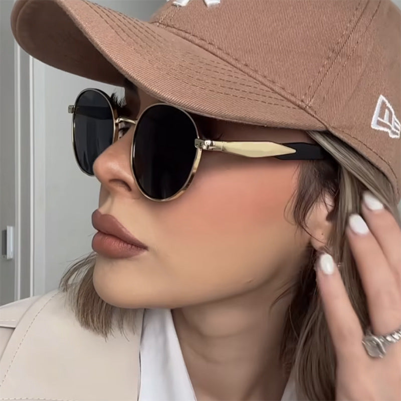 Dame rund solbrille med elegant, gullramme og UV-beskyttelse Skanto