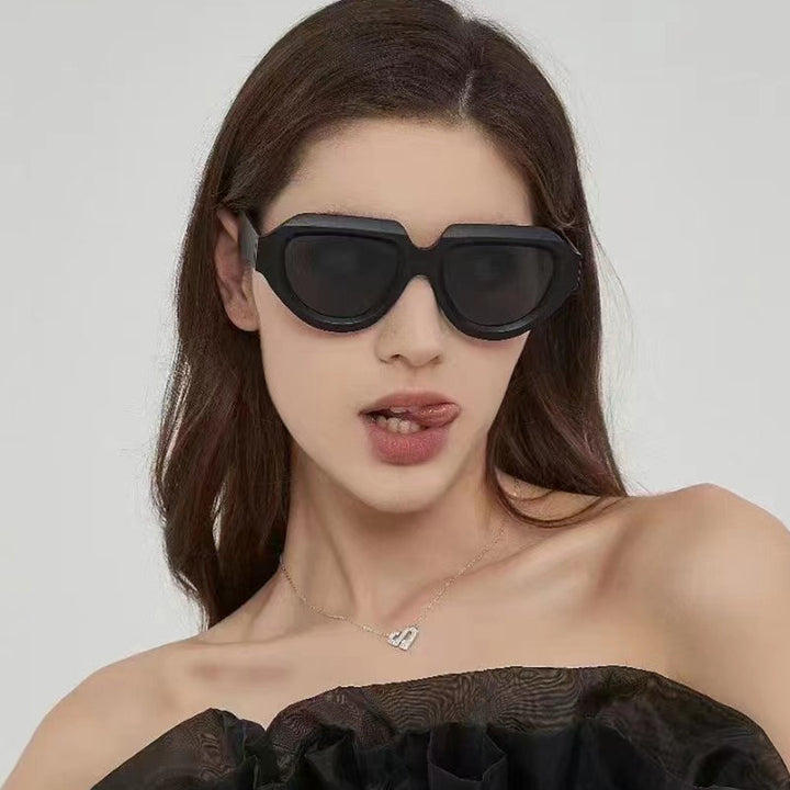 Dame moteriktig solbrille med unik, kvadratisk ramme Skanto