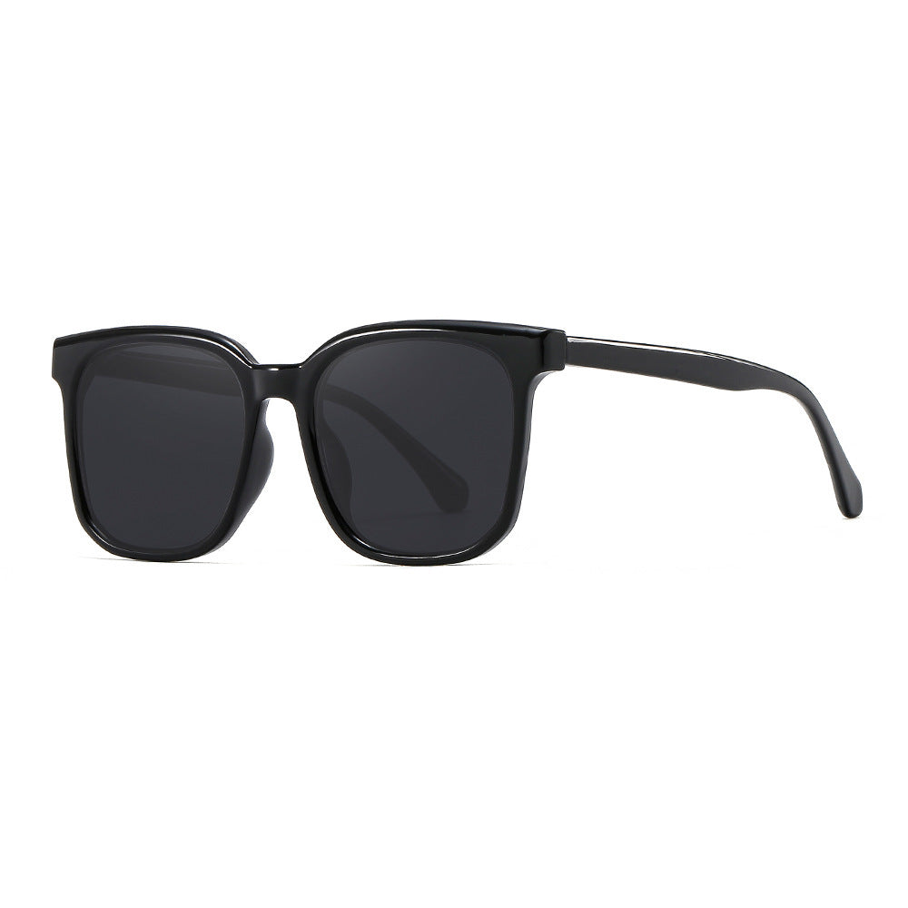 Dame solbrille med moderne, firkantet ramme og UV-beskyttelse Skanto