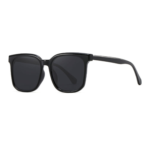Dame solbrille med moderne, firkantet ramme og UV-beskyttelse Skanto