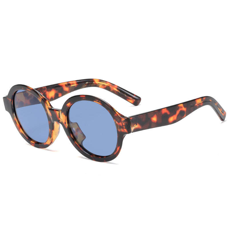 Dame moteriktig solbrille i stilfullt rundt design Skanto