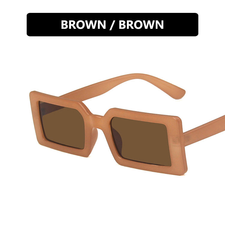 Dame kvadratisk solbrille med moderne, bred ramme og beskyttende UV-filter Skanto