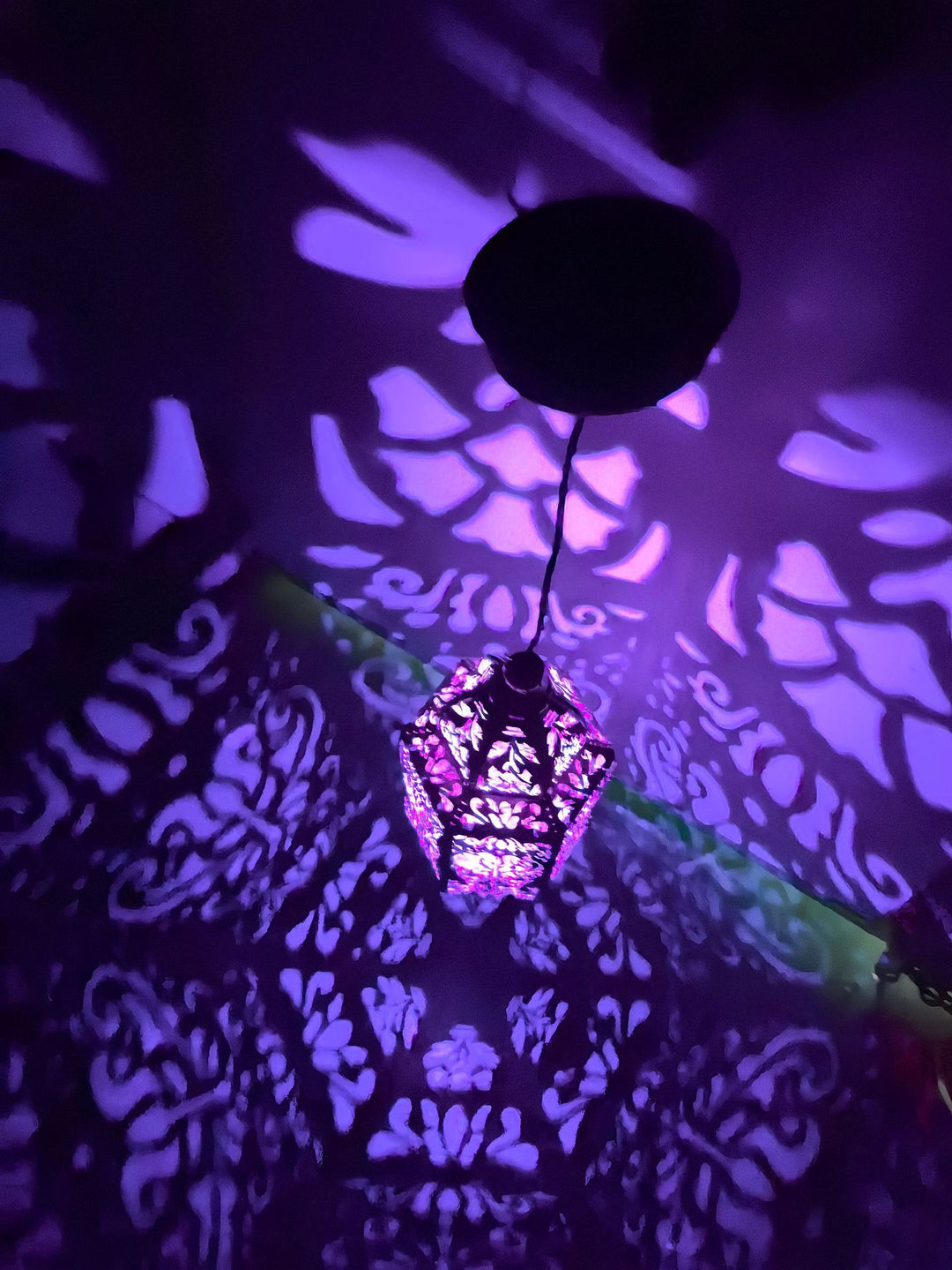 Utsmykket filigree hengende projeksjonslampe med justerbar ledning og LED-kompatibel sokkel Skanto