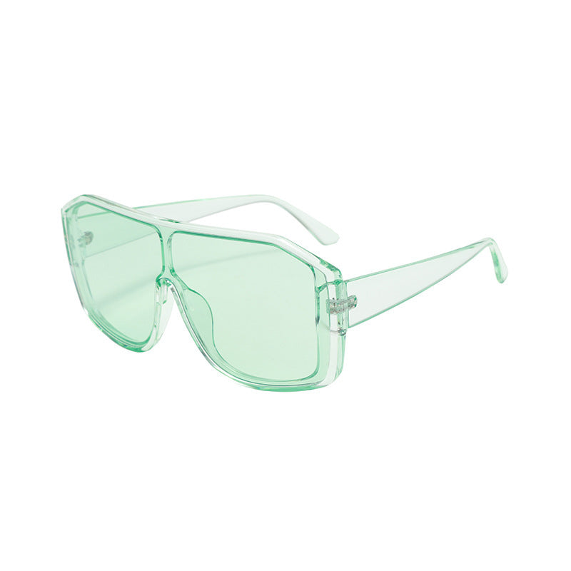 Dame oversized solbrille med robust ramme og stilig design Skanto