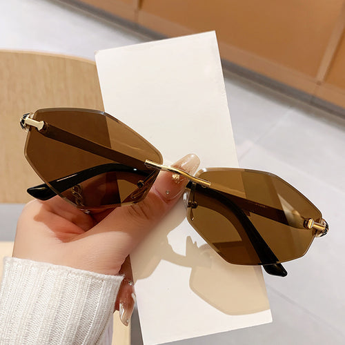 Dame Designer solbrille med heksagonal ramme og gyldne detaljer Skanto