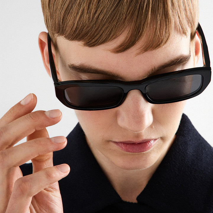 Dame moteriktig solbrille med stilfull, rektangulær ramme Skanto