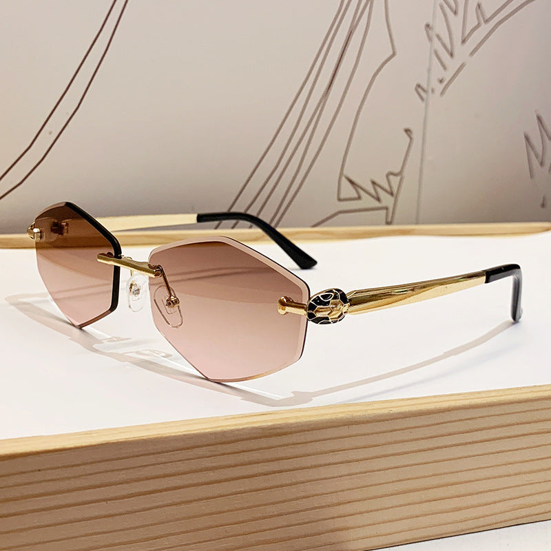 Dame Designer solbrille med heksagonal ramme og gyldne detaljer Skanto