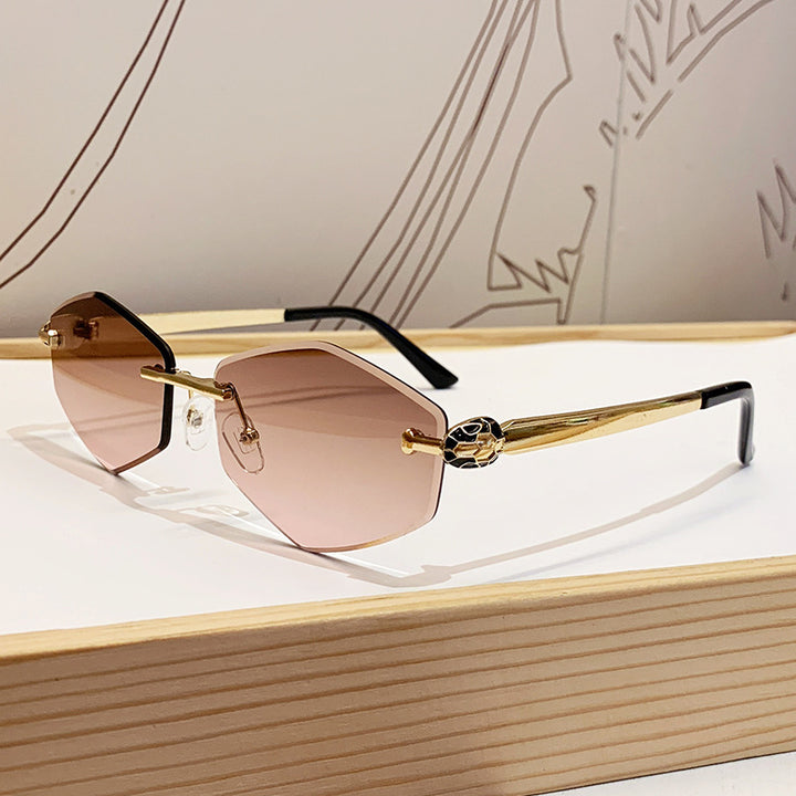 Dame Designer solbrille med heksagonal ramme og gyldne detaljer Skanto