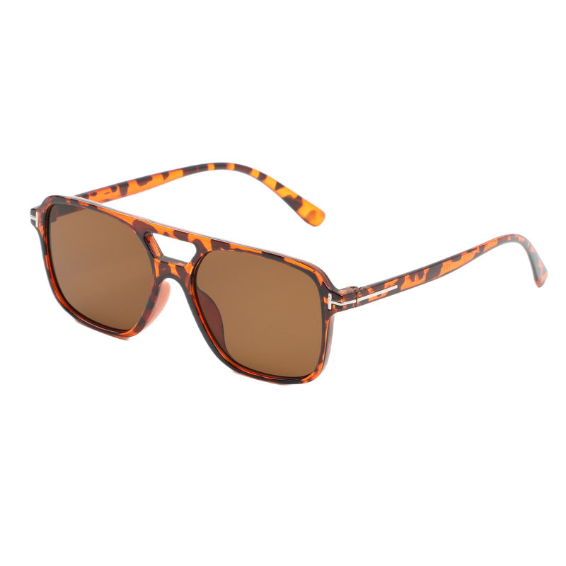 Dame moteriktig solbrille i trendy skilpadde-design Skanto