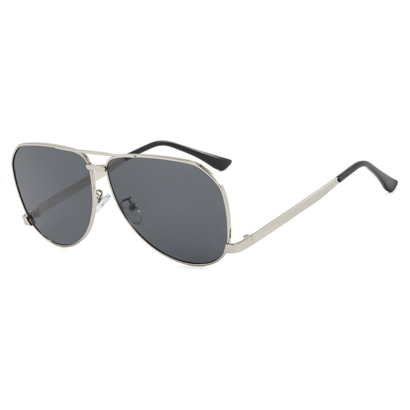 Dame fly solbriller med moderne metallramme og polariserte linser Skanto