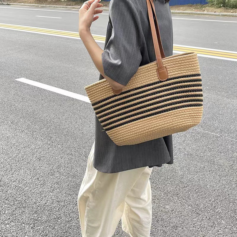 Elegant Tote Bag laget av vevd bastmateriale med robuste lærdetaljer Skanto