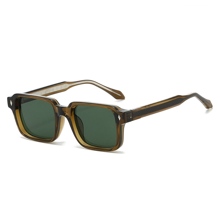 Dame solbrille i moderne kvadratisk design fra Skanto