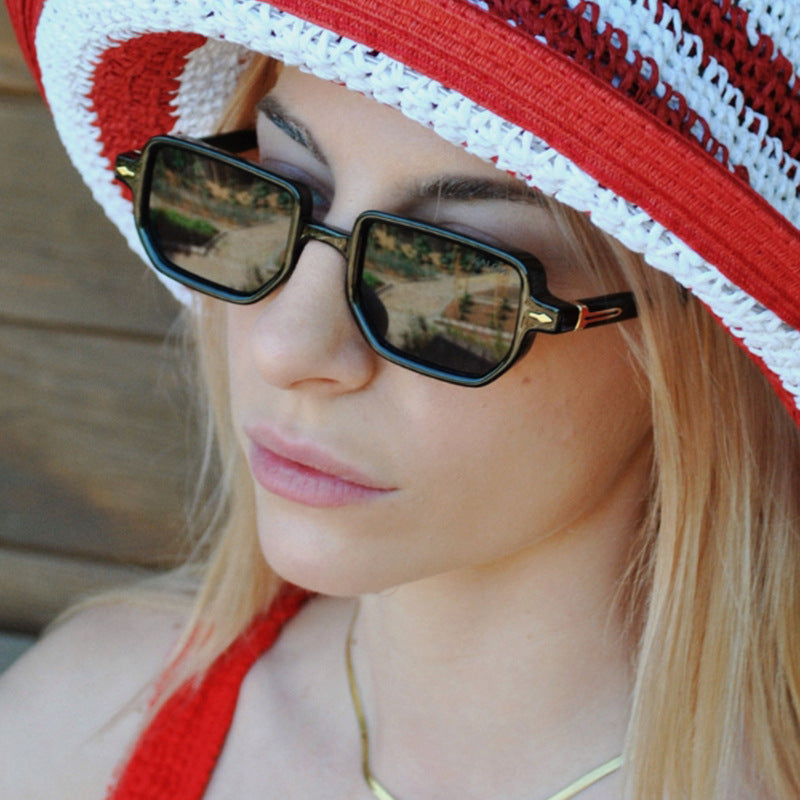 Dame kvadratisk solbrille med elegant design og polariserende glass Skanto