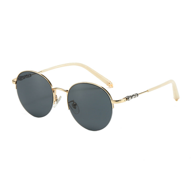 Dame rund solbrille med elegant metallramme og komfortable nesepads Skanto