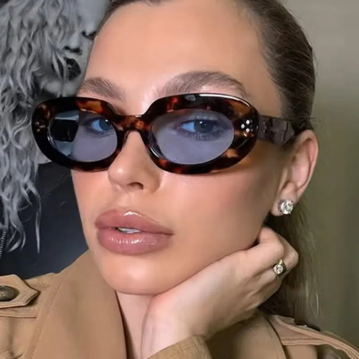 Dame moteriktig solbrille med unikt ovalt ramme og beskyttende glass Skanto