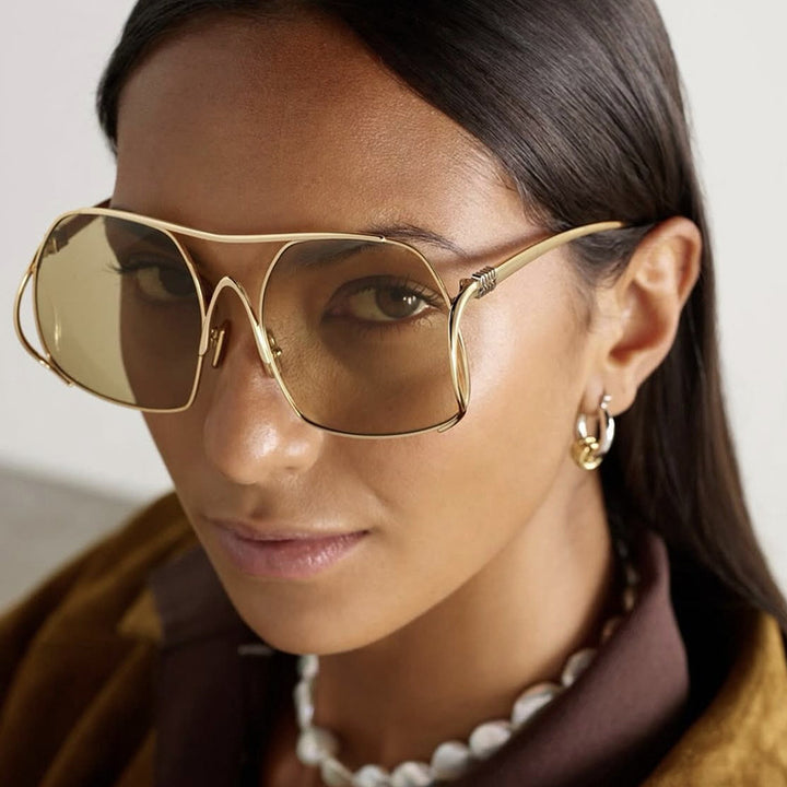 Dame geometrisk solbrille med smal metallramme og brune glass Skanto