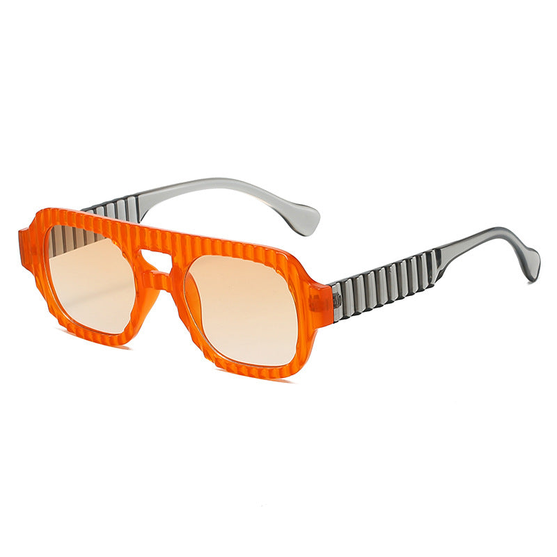 Dame moteriktig solbrille i futuristisk design med strukturert ramme Skanto