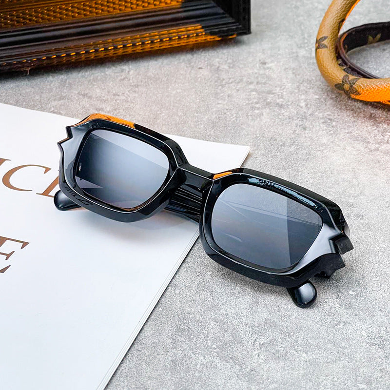 Dame moteriktig solbrille med iøynefallende ramme Skanto