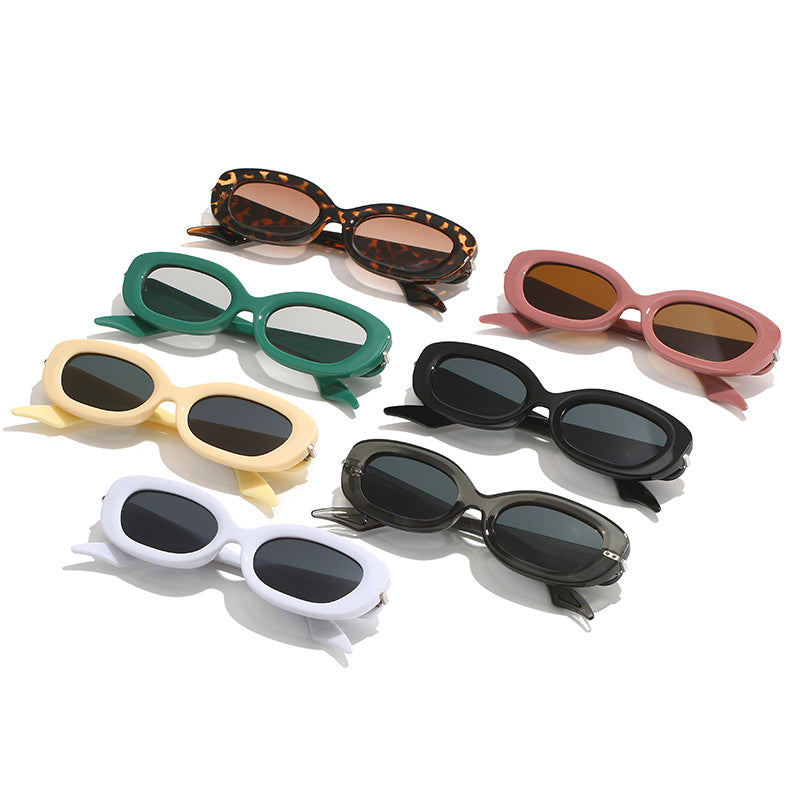 Dame moteriktig solbrille med stilfull, buet ramme Skanto