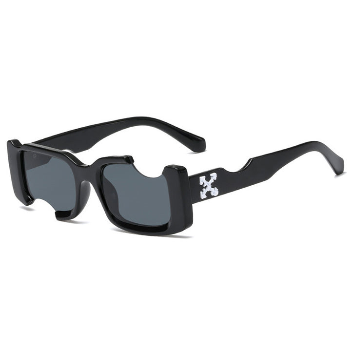 Dame moteriktig solbrille med markant design og robust plastramme Skanto